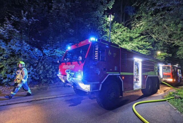 In der Nacht zum 23.06.2022 gegen 0.50 Uhr brennen 2 Gartenlauben und ein Geräteschuppen in Hohenstein-Ernstthal vollständig aus. Foto: Andreas Kretschel