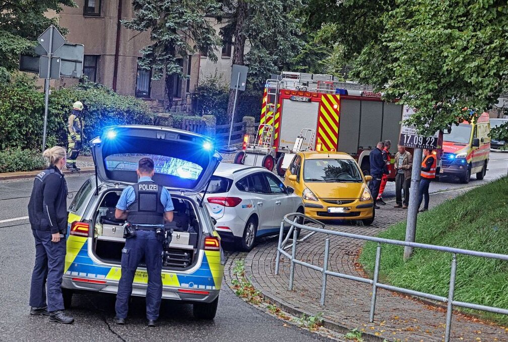 Hohenstein-Ernstthal: Stau auf der B180 nach Unfall - Heute kam es in Hohenstein-Ernstthal zu einem Autounfall. Foto:Andreas Kretschel