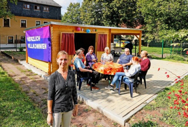 Hohensteiner Beratungsstelle wird aufgewertet - Susanne Fischer und eine Selbsthilfegruppe im neu gestalteten Grundstück.Foto: Markus Pfeifer