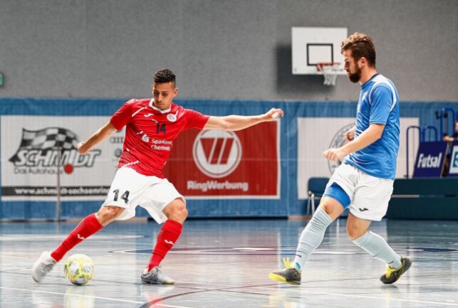 Hohensteiner Futsaler testen gegen internationalen Gegner - Gabriel Oliveira (links) von HOT 05 Futsal spielte stark auf.Foto: Markus Pfeifer 