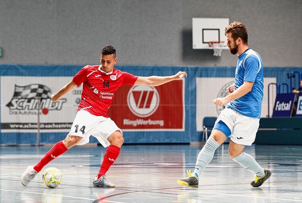 Gabriel Oliveira (links) von HOT 05 Futsal spielte stark auf.Foto: Markus Pfeifer 