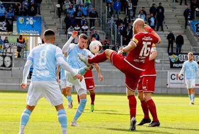 Hoher CFC-Heimsieg gegen Halberstadt! - Der Ball ist hart umkämpft. Foto: Harry Haertel
