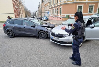 Hoher Sachschaden bei Crash in Chemnitz - Beide Autos krachten ineinander. Foto: Harry Haertel