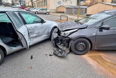 Hoher Sachschaden bei Crash in Chemnitz - Beide Autos krachten ineinander. Foto: Harry Haertel