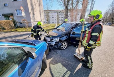 Hoher Sachschaden bei Unfall in Chemnitz - Beide PKWs krachten ineinander. Foto: Harry Härtel