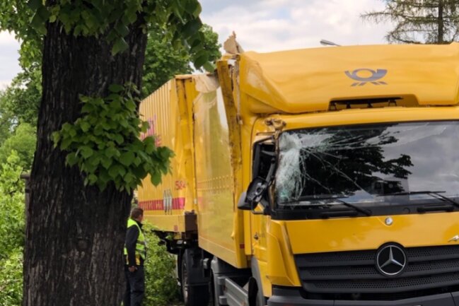 Hoher Sachschaden: DHL-Laster bleibt samt Anhänger an Baum hängen - Foto: Roland Halkasch