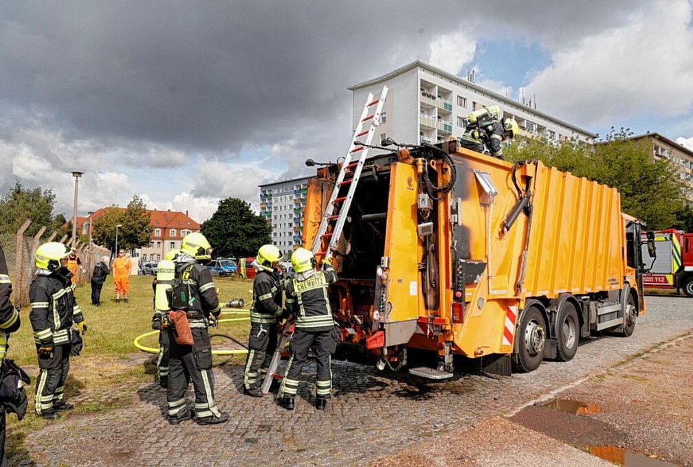 Hoher Sachschaden in Chemnitz: Müllauto steht in Flammen - Ein Müllauto stand in Brand. Foto: Harry Härtel / haertelpress