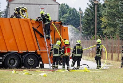 Hoher Sachschaden in Chemnitz: Müllauto steht in Flammen - Ein Müllauto stand in Brand. Foto: Harry Härtel / haertelpress
