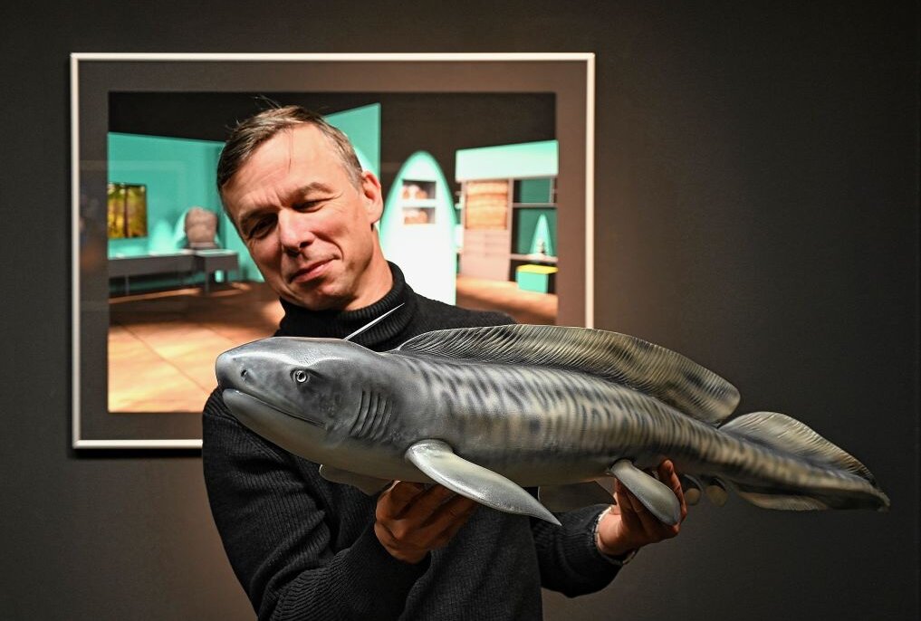 Holz-Hai veranschaulicht Erdgeschichte - Holzkünstler Robby Schubert mit Modell des Einstachelhais Xenacanthus. Foto: Museum für Naturkunde Chemnitz