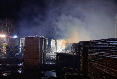 Holzfachmarkt in Flammen: Ermittlungen wegen Brandstiftung - Am Mittwochabend gegen 18 Uhr ist in Chemnitz ein Brand in einem Holzfachmarkt ausgebrochen. Foto: Harry Härtel