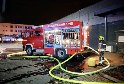 Holzfachmarkt in Flammen: Ermittlungen wegen Brandstiftung - Am Mittwochabend gegen 18 Uhr ist in Chemnitz ein Brand in einem Holzfachmarkt ausgebrochen. Foto: Harry Härtel