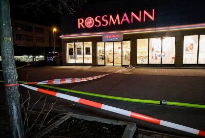 Holzfachmarkt in Flammen: Ermittlungen wegen Brandstiftung - Die Drogerie Rossmann musste evakuiert werden. Es bestand die Gefahr des übertretens. Foto: Harry Härtel