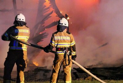 Holzlaube der Stadt Grimma steht in Flammen - Gartenlaube in Grimma brennt. Foto: Sören Müller