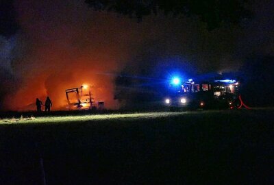 Holzlaube der Stadt Grimma steht in Flammen - Gartenlaube in Grimma brennt. Foto: Sören Müller