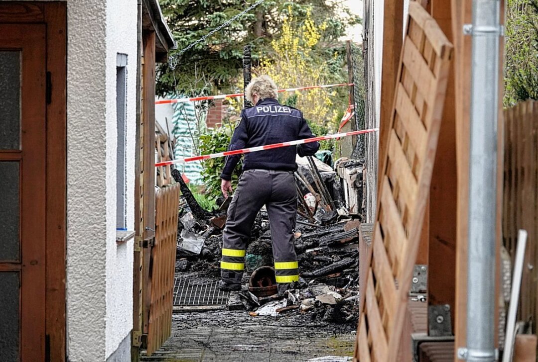 Holzschuppen in Chemnitz steht in Flammen - Der Holzschuppen brennt komplett nieder. Foto: Harry Härtel