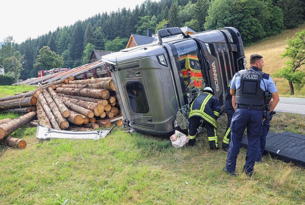 Holztransporter umgekippt: Fahrer wurde ins Krankenhaus gebracht - In Rittersgrün kam es zu einem Unfall mit einem Holztrasporter. Foto: Niko Mutschmann