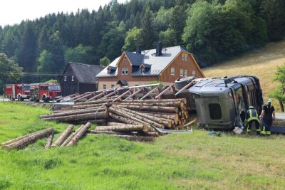 Holztransporter umgekippt: Fahrer wurde ins Krankenhaus gebracht - In Rittersgrün kam es zu einem Unfall mit einem Holztrasporter.
