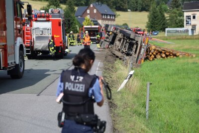 Holztransporter umgekippt: Fahrer wurde ins Krankenhaus gebracht - In Rittersgrün kam es zu einem Unfall mit einem Holztrasporter.