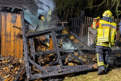 Holzvorrat für den Winter brennt in Lengenfeld nieder - Die Feuerwehr musste den brannt löschen. Foto: B&S