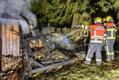 Holzvorrat für den Winter brennt in Lengenfeld nieder - Die Feuerwehr musste den brannt löschen. Foto: B&S