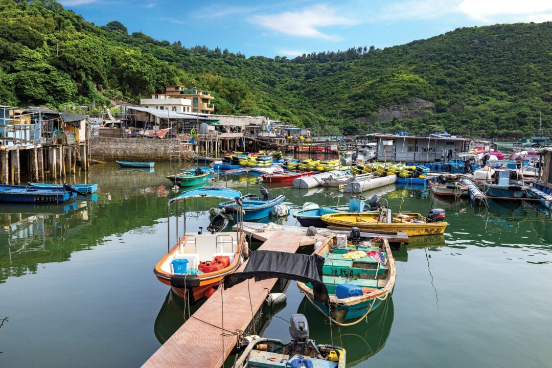 Hongkong: Die leise Inselwelt abseits der Megacity - Autos fahren hier nicht, Fischerboote natürlich schon: So empfängt Po Toi, Hongkongs südlichste Insel.