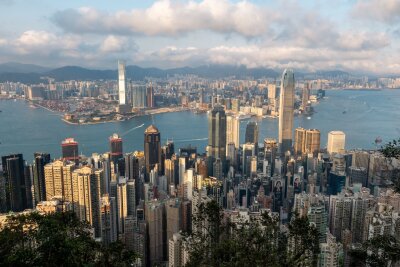 Hongkong: Die leise Inselwelt abseits der Megacity - Wolkenkratzer-Schlucht: Ausblick auf Hongkong von den Höhen um den Victoria Peak.