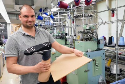 Hopfgartener Sockenfabrik präsentiert neue Entwicklung - Und hier liefert Denny Sieber den Beweis für den Halt der neuen Anti-Rutsch-Socken. Foto: Andreas Bauer