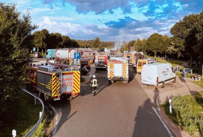 Horrender Sachschaden: Zwei LKW samt Anhänger auf  A4 in Flammen - Am Montag kam es gegen 6.35 Uhr auf der A4 zu einem LKW-Brand. Foto: Roland Halkasch