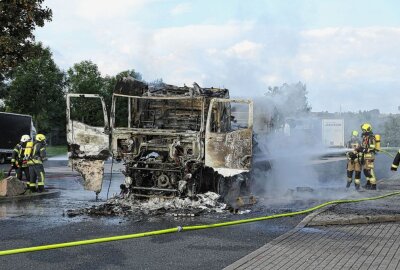 Horrender Sachschaden: Zwei LKW samt Anhänger auf  A4 in Flammen - Am Montag kam es gegen 6.35 Uhr auf der A4 zu einem LKW-Brand. Foto: Roland Halkasch