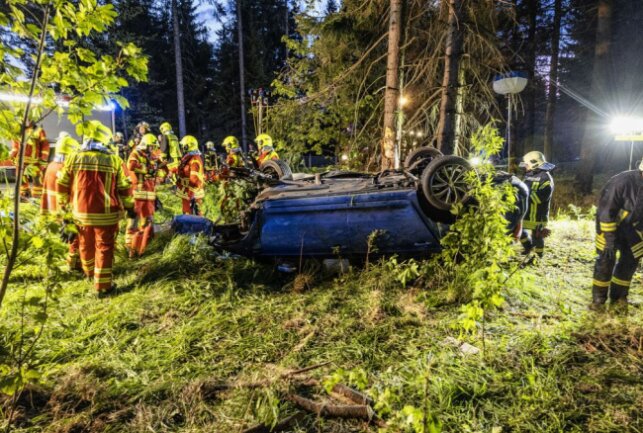 Horrorcrash im Erzgebirge: Skoda fällt Baum und überschlägt sich - Horrorcrash am Pfingstmontagabend im Erzgebirgskreis. Foto: Bernd März