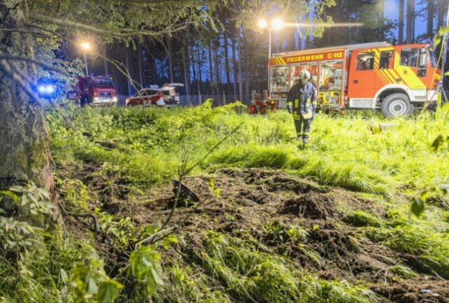 Horrorcrash im Erzgebirge: Skoda fällt Baum und überschlägt sich - Horrorcrash am Pfingstmontagabend im Erzgebirgskreis. Foto: Bernd März