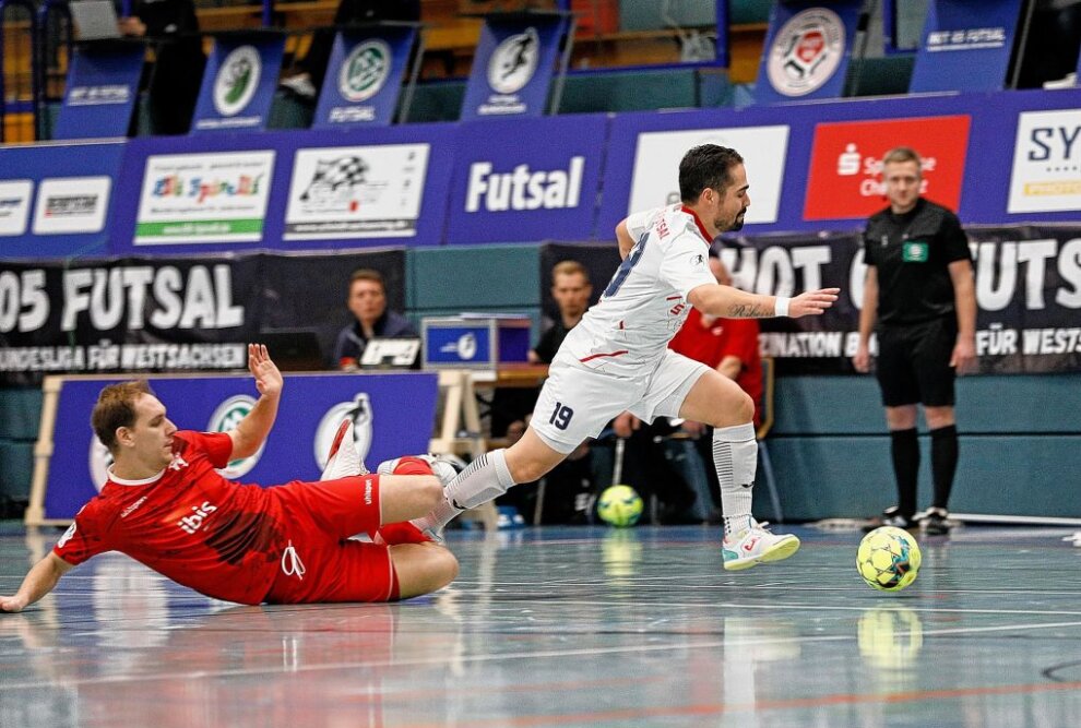 Kennedy Ribeiro von HOT 05 Futsal (rechts) ist nur schwer zu stoppen. Foto: Markus Pfeifer