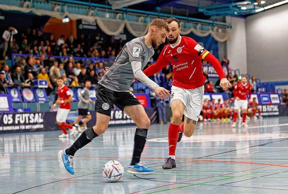 HOT 05 Futsal gewinnt das Spitzenspiel - Christopher Wittig (rot) erzielte im Spitzenspiel drei Tore: Foto: Markus Pfeifer
