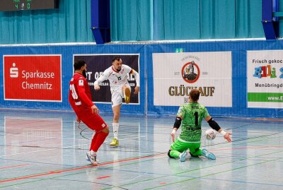 HOT 05 Futsal kann nach dem Finaleinzug doppelt jubeln - Ein weiterer Torschuss. Foto: Markus Pfeifer