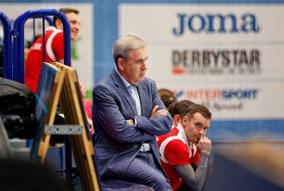 HOT 05 Futsal lässt Punkte liegen - Yevgen Ryvkin, Trainer von HOT 05 Futsal, schaute öfters kritisch, denn sein Team tat sich schwer. Foto: Markus Pfeifer