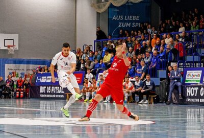 HOT 05 Futsal lässt Punkte liegen - Lucas Kruel von Jahn Regensburg (rot) blockt den Schuss von Gabriel Oliveira. Foto: Markus Pfeifer