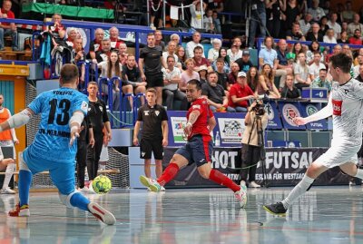 HOT 05 Futsal zieht ins Meisterschaftsfinale ein - Kennedy Ribeiro macht des 1. Tor für die Gastgeber. Foto: Andreas Kretschel