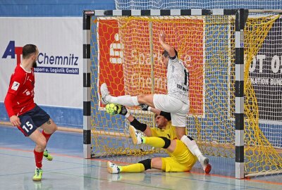 HOT 05 Futsal zieht ins Meisterschaftsfinale ein - Tormann Johan Vavrek rettet in der letzten Minute gegen Josip Cacic auf der Linie. Foto: Andreas Kretschel