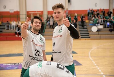 HSG Freiberg erkämpft sich Auswärtssieg - Daumen hoch für das Spiel in Zwickau von David Machacek (l.) und Marek Gebhart (r.). Foto: Marcel Schlenkrich
