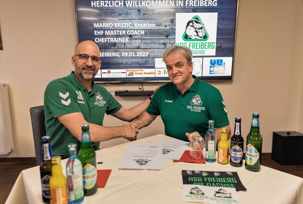 HSG Freiberg hat neuen Trainer - Stefan Lange, der Chef der Spielbetriebsgesellschaft der HSG Freiberg (l.) begrüßte den neuen Coach Marko Brezic (r.). Foto: Marcel Schlenkrich