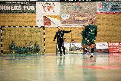 Filip Veverka und Tino Hensel sind Torleute, die es im Spiel gegen die SG Pirna sehr schwer hatten. Foto: Marcel Schlenkrich