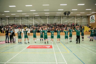 HSG Freiberg macht großen Schritt Richtung Klassenerhalt - Nach dem Sieg wurde mit den Fans gefeiert. Foto: Marcel Schlenkrich