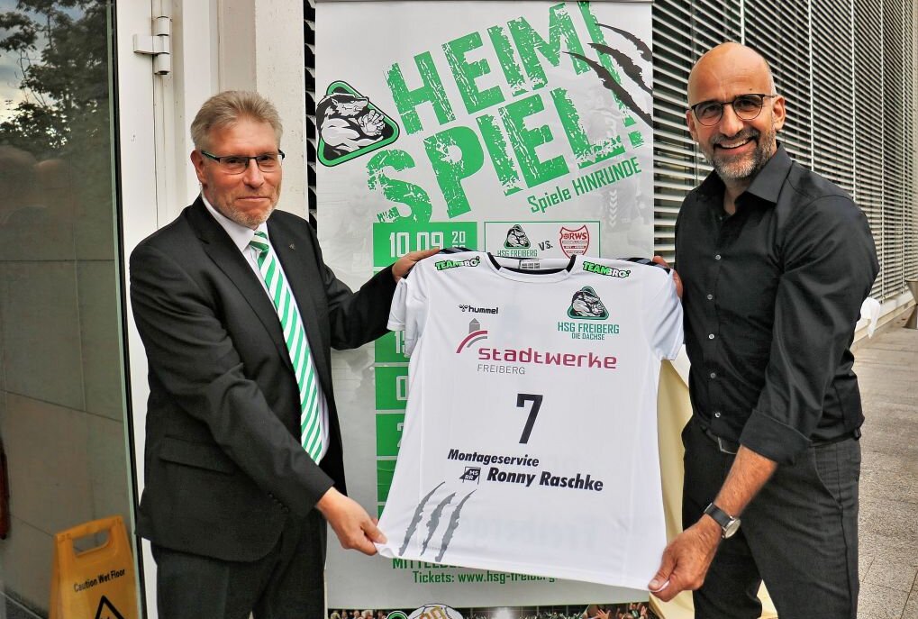 HSG-Präsident Uwe Breslein (l.) und der Chef der Freiberger Spielbetriebsgesellschaft, Stefan Lange (r.) freuen sich auf den Saisonstart. Foto: Knut Berger