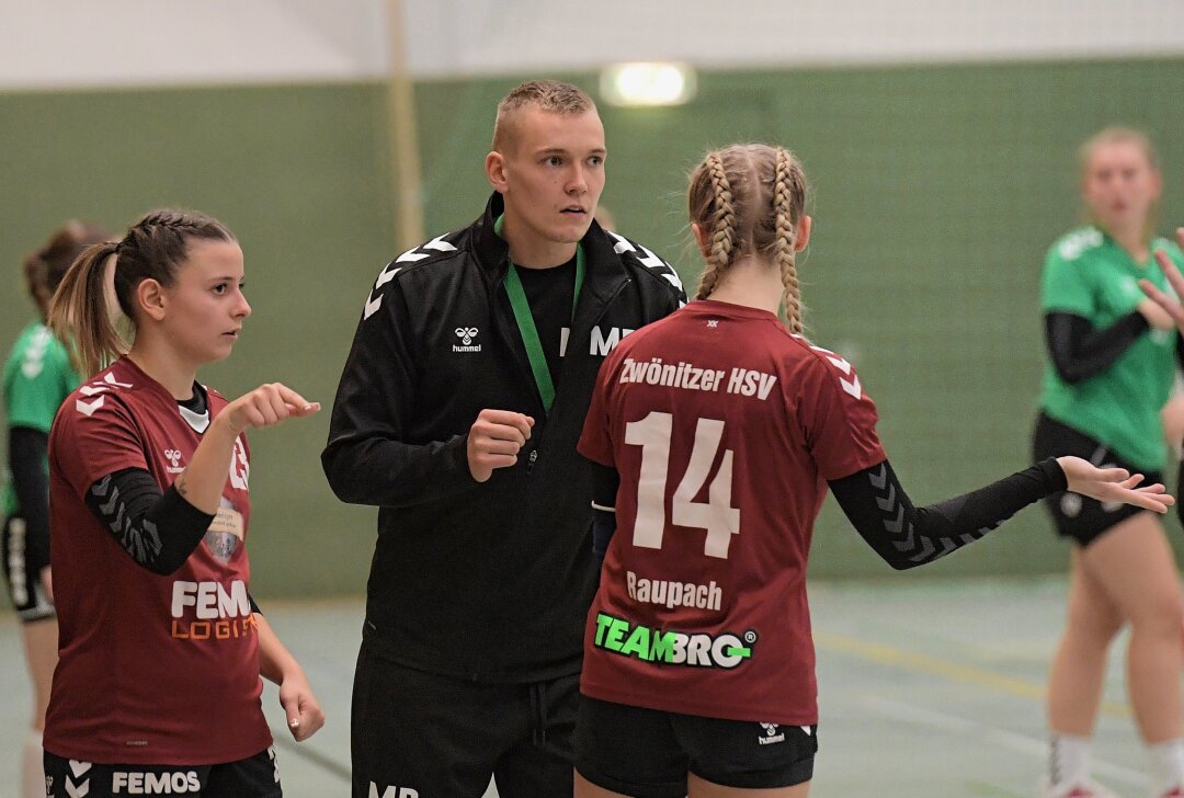 HSV-Frauen bringen einen Punkt mit - Max Briest (Mitte) hat interimsmäßig den Trainerposten beim Zwönitzer HSV übernommen. Links Lisa Thierfelder und rechts Marie Raupach. Foto: Ralf Wendland
