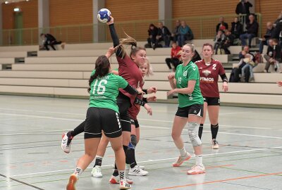 HSV-Frauen bringen einen Punkt mit - Die HSV-Frauen - am Ball Michelle Kaulfuß - teilen sich mit Fraureuth die Punkte. Foto: Ralf Wendland