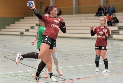 HSV-Frauen bringen einen Punkt mit - Die HSV-Frauen - am Ball Laura-Jane Mosel - teilen sich mit Fraureuth die Punkte. Foto: Ralf Wendland