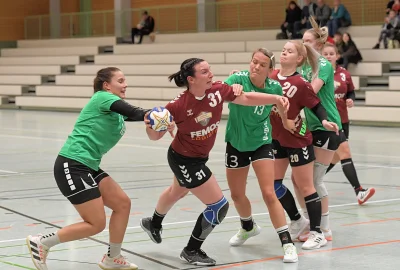 HSV-Frauen bringen einen Punkt mit - Die HSV-Frauen - am Ball Anne Schmidt - teilen sich mit Fraureuth die Punkte. Foto: Ralf Wendland