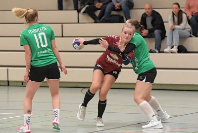 HSV-Frauen bringen einen Punkt mit - Die HSV-Frauen - am Ball Marie Raupach - teilen sich mit Fraureuth die Punkte. Foto: Ralf Wendland