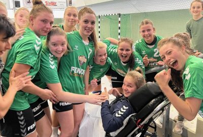HSV-Frauen erfolgreich gegen Sachsenligisten - Michelle Kaulfuß (Mitte) hat sich beim Spiel verletzt und musste ins Krankhaus gebracht werden. Foto: Ralf Wendland