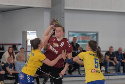 HSV-Frauen holen  Sieg im letzten Heimspiel der Saison - Die Handballerinnen des Zwönitzer HSV - am Ball Laura Kaulfuß - haben im letzten Spiel der Saison zuhause gegen die SG LVB Leipzig einen Heimsieg eingefahren. Foto: Ralf Wendland